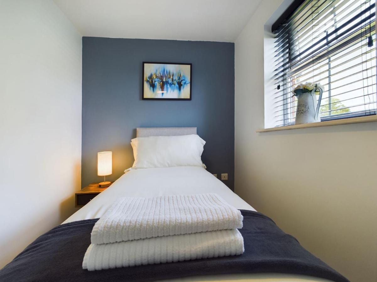 247 Serviced Accommodation In Stafford- 3Br Townhouse Экстерьер фото